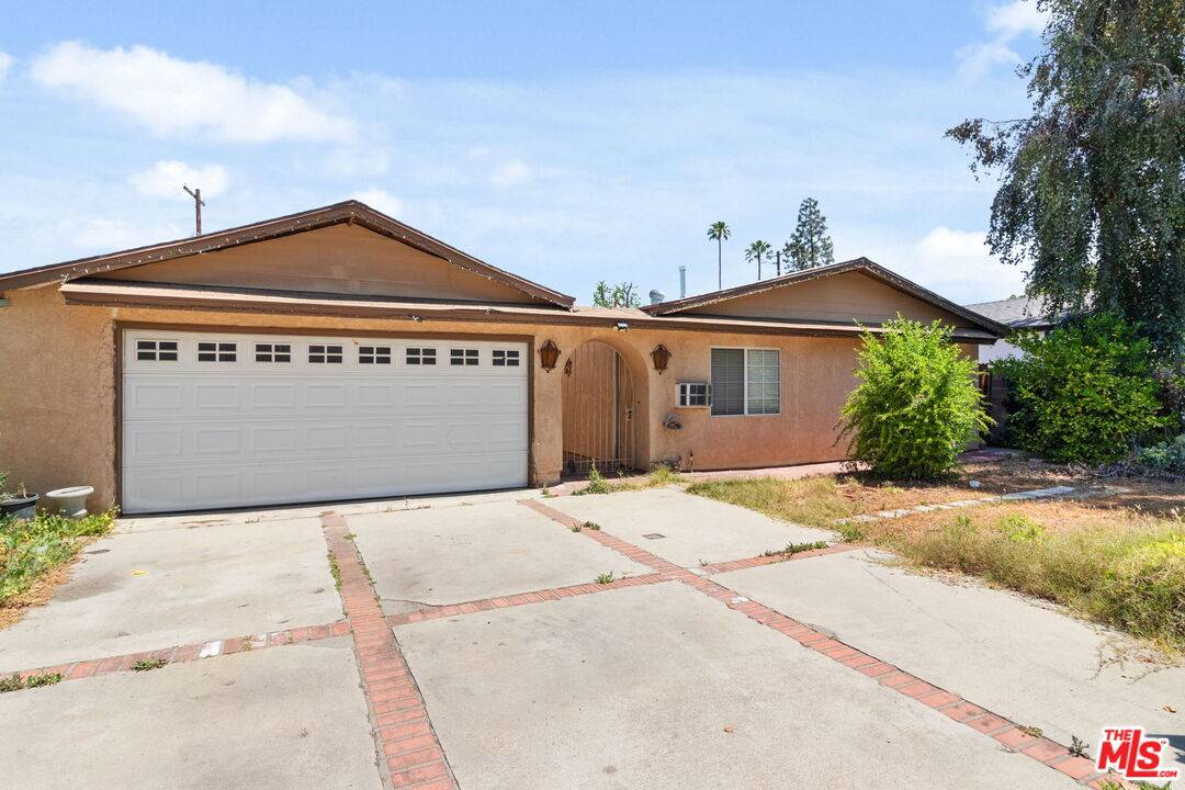 Woodland Hills, CA 91367,23371 Friar St