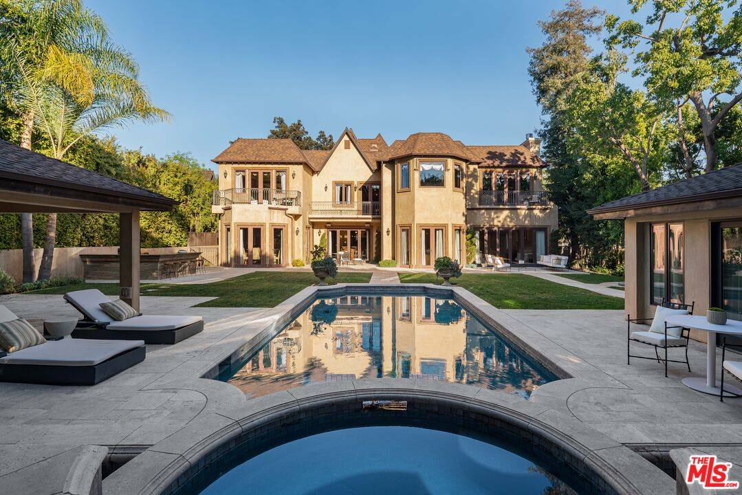 Beverly Hills, CA 90210,617 N Alpine Dr