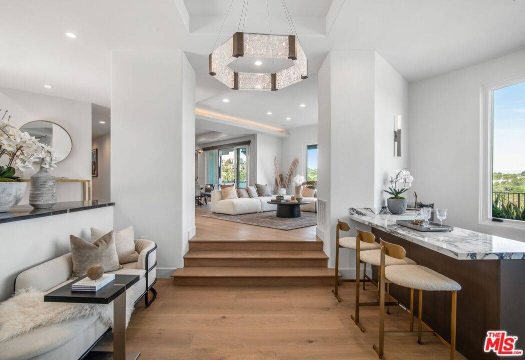 Los Angeles, CA 90049,930 N Tigertail Rd