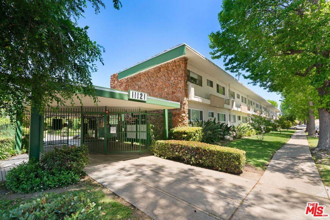Los Angeles, CA 90034,11121 Queensland St #D31