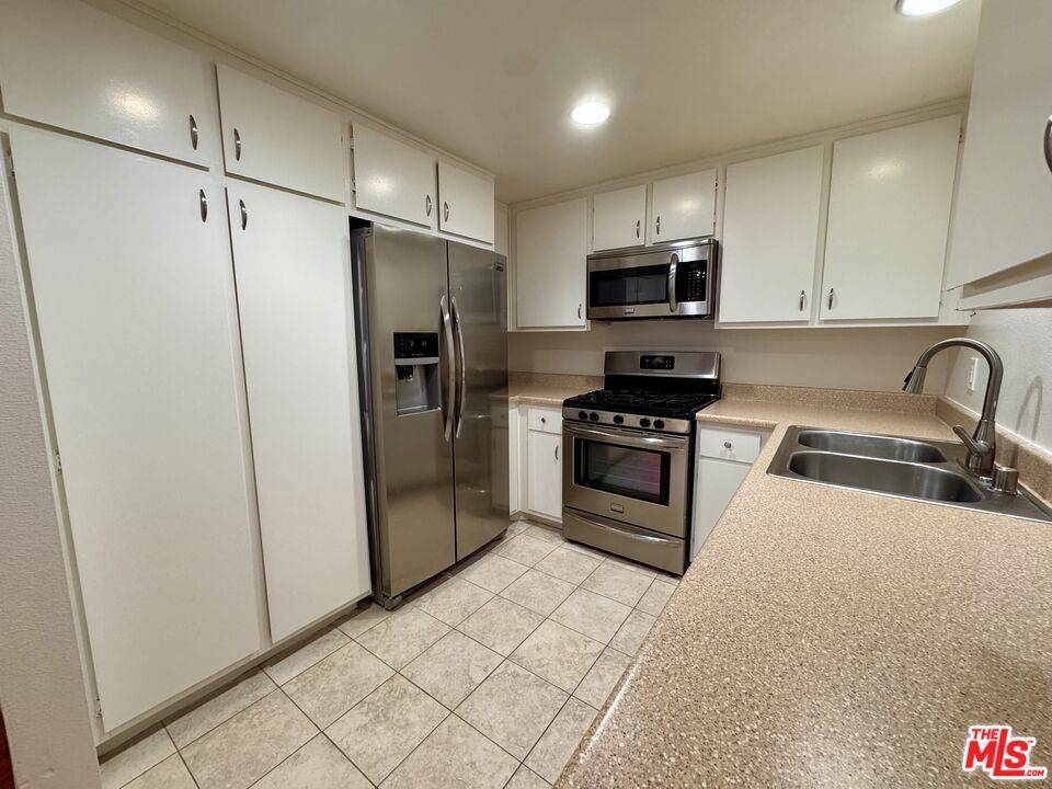 Thousand Oaks, CA 91362,1348 E Hillcrest Dr #69