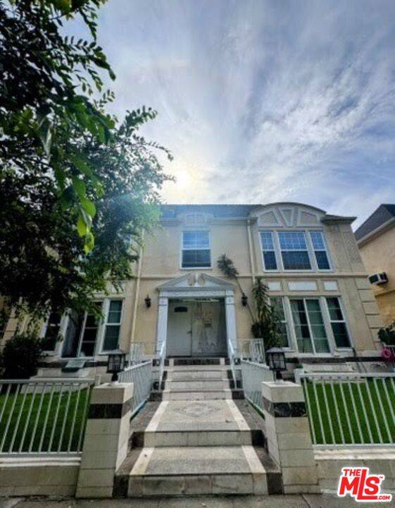 Beverly Hills, CA 90212,137 S Crescent Dr #5