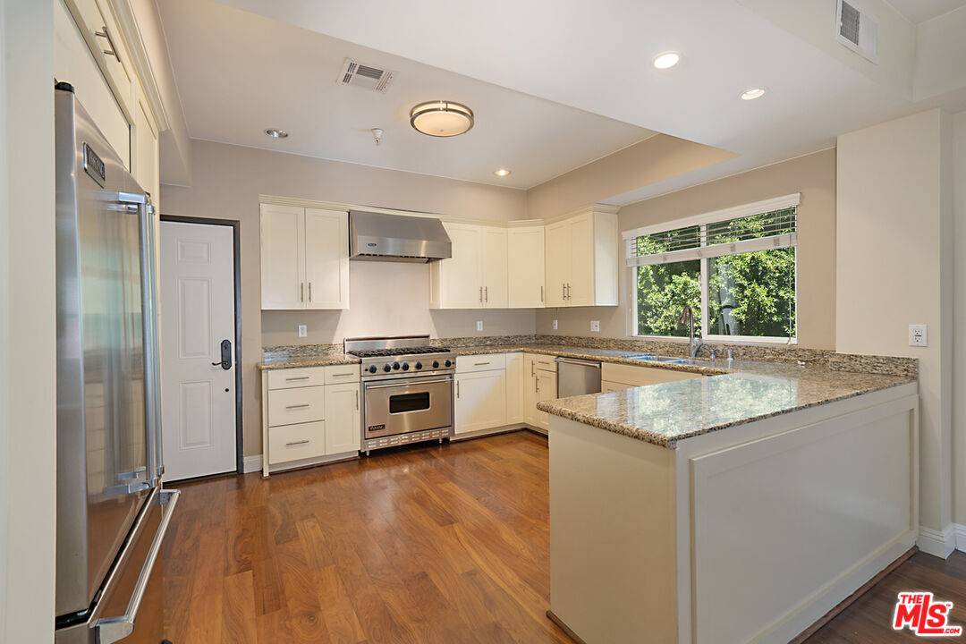 Sherman Oaks, CA 91423,4428 Fulton Ave #105