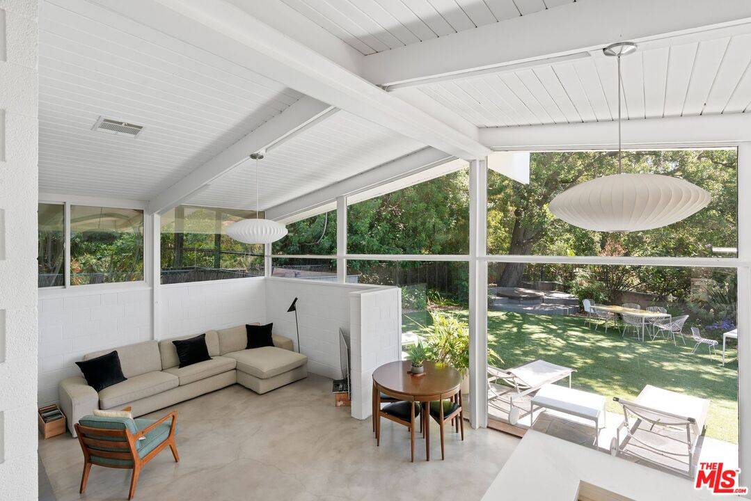 Los Angeles, CA 90049,810 Bramble Way