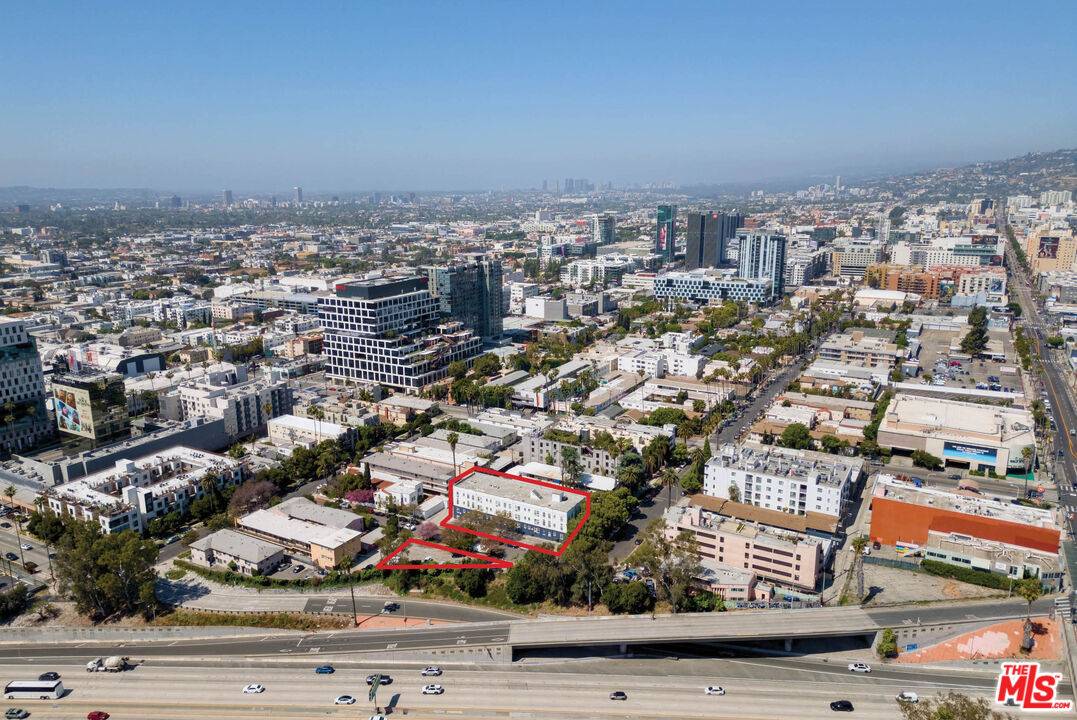 Los Angeles, CA 90028,5826 Carlton Way