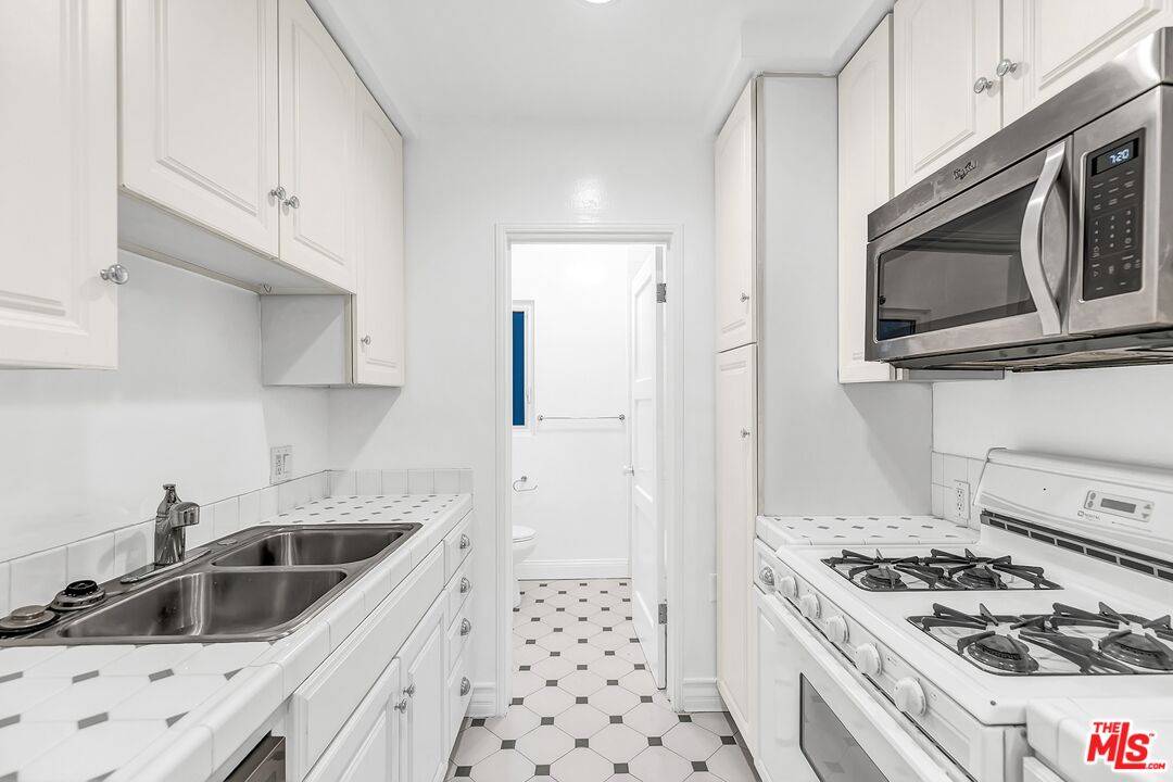 Los Angeles, CA 90068,1854 El Cerrito Pl