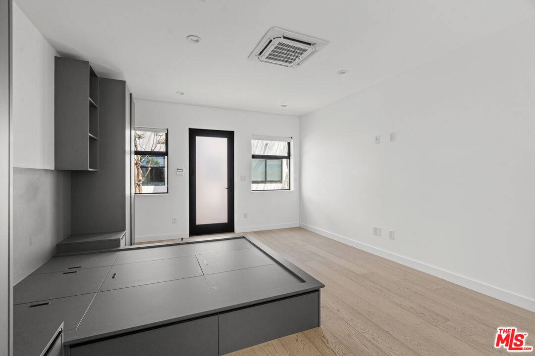 Venice, CA 90291,1325 Cabrillo Ave #3
