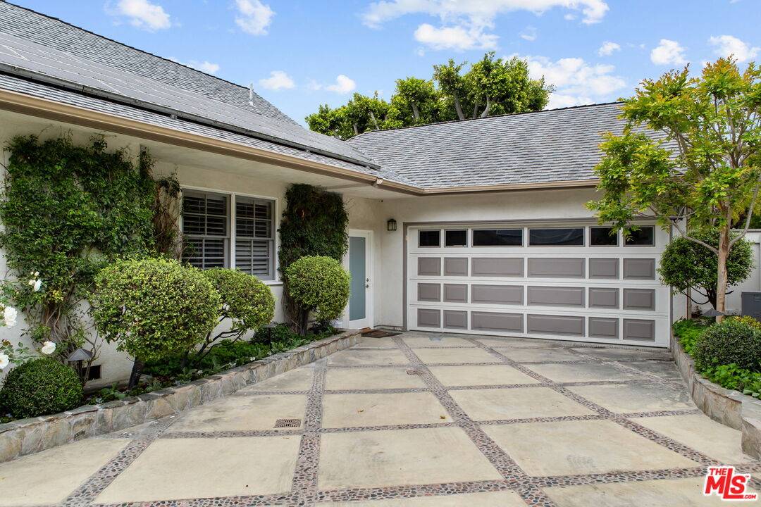 Los Angeles, CA 90068,2660 Carman Crest Dr