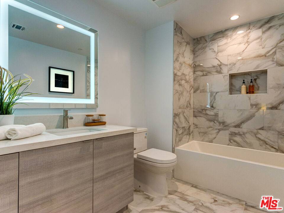 Los Angeles, CA 90004,338 N Mariposa Ave #404