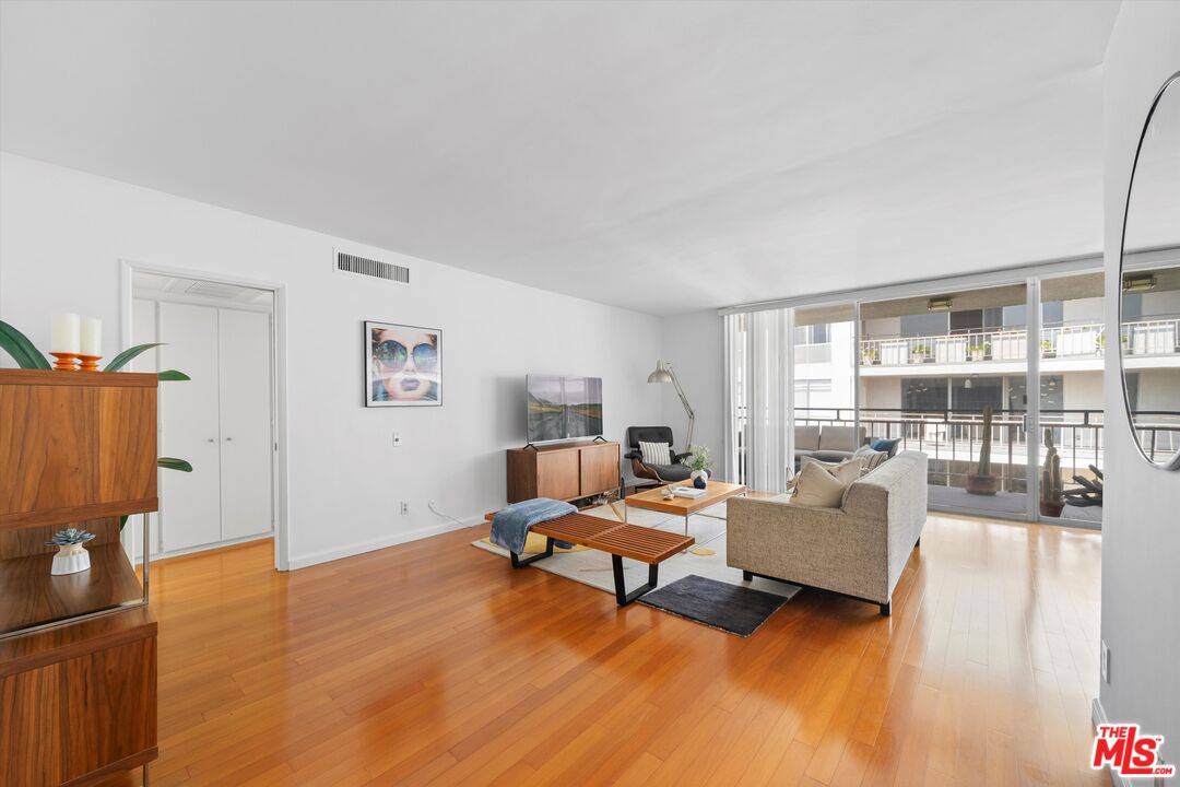 Los Angeles, CA 90046,7260 Hillside Ave #305