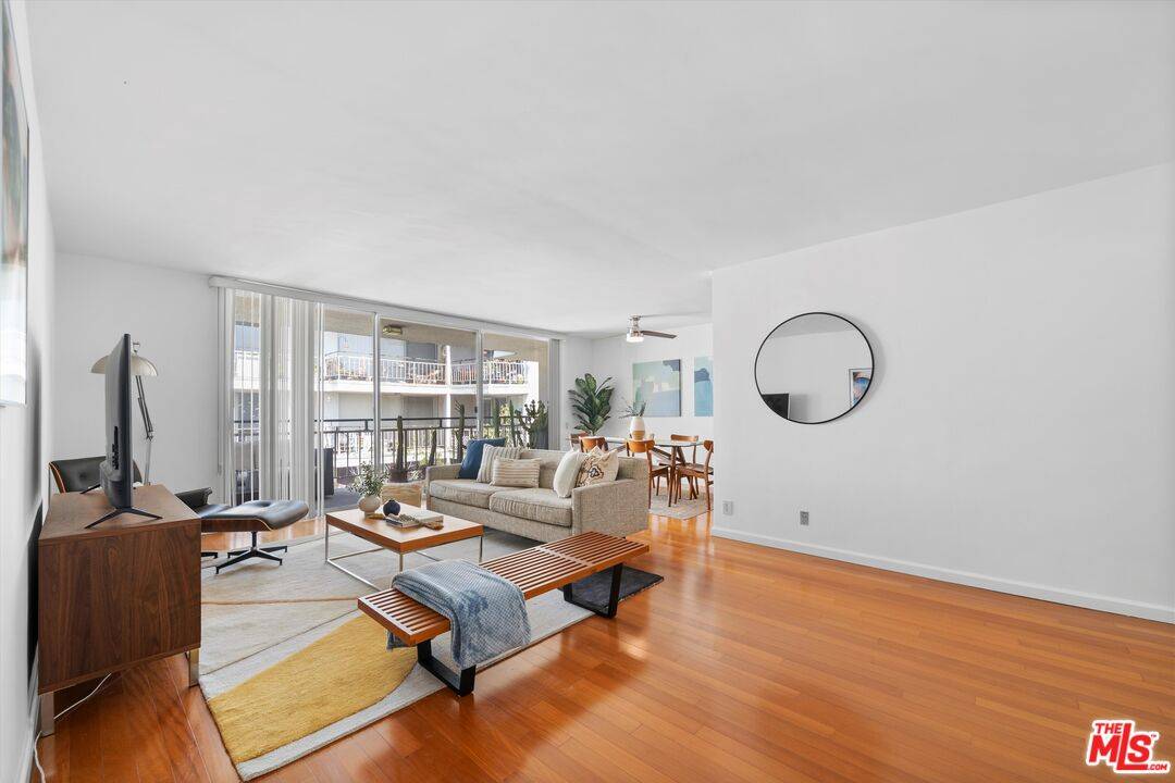 Los Angeles, CA 90046,7260 Hillside Ave #305