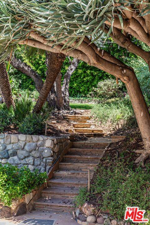 Los Angeles, CA 90069,1136 N Doheny Dr