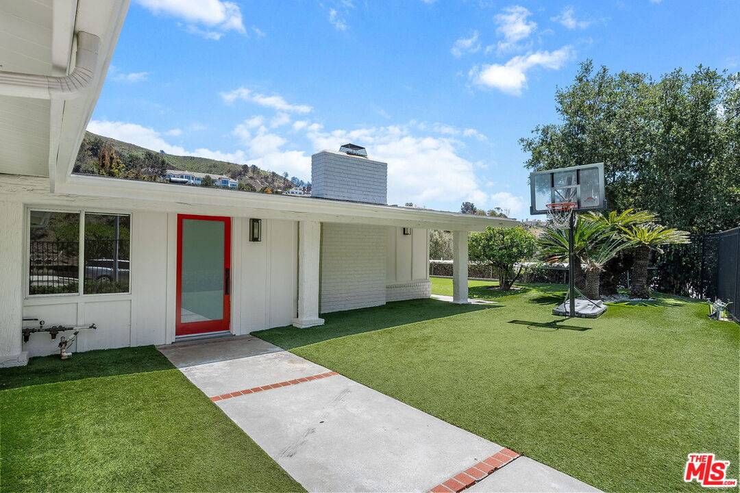 Pacific Palisades, CA 90272,1300 Bienveneda Ave