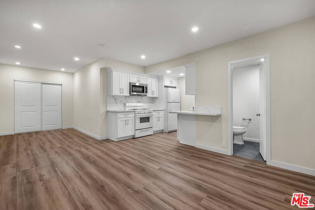 West Hollywood, CA 90069,945 N Hilldale Ave #1/2