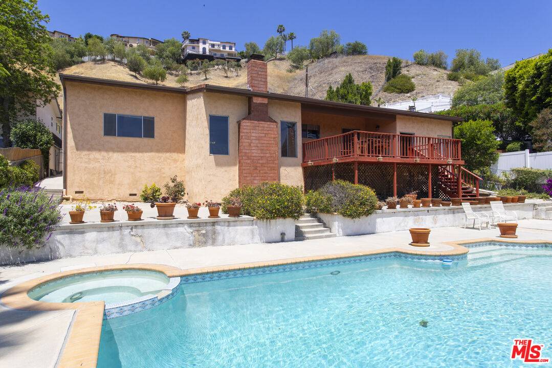 Woodland Hills, CA 91364,4996 Llano Dr