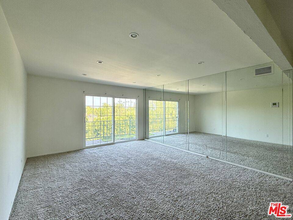 Encino, CA 91316,5460 White Oak Ave #D302