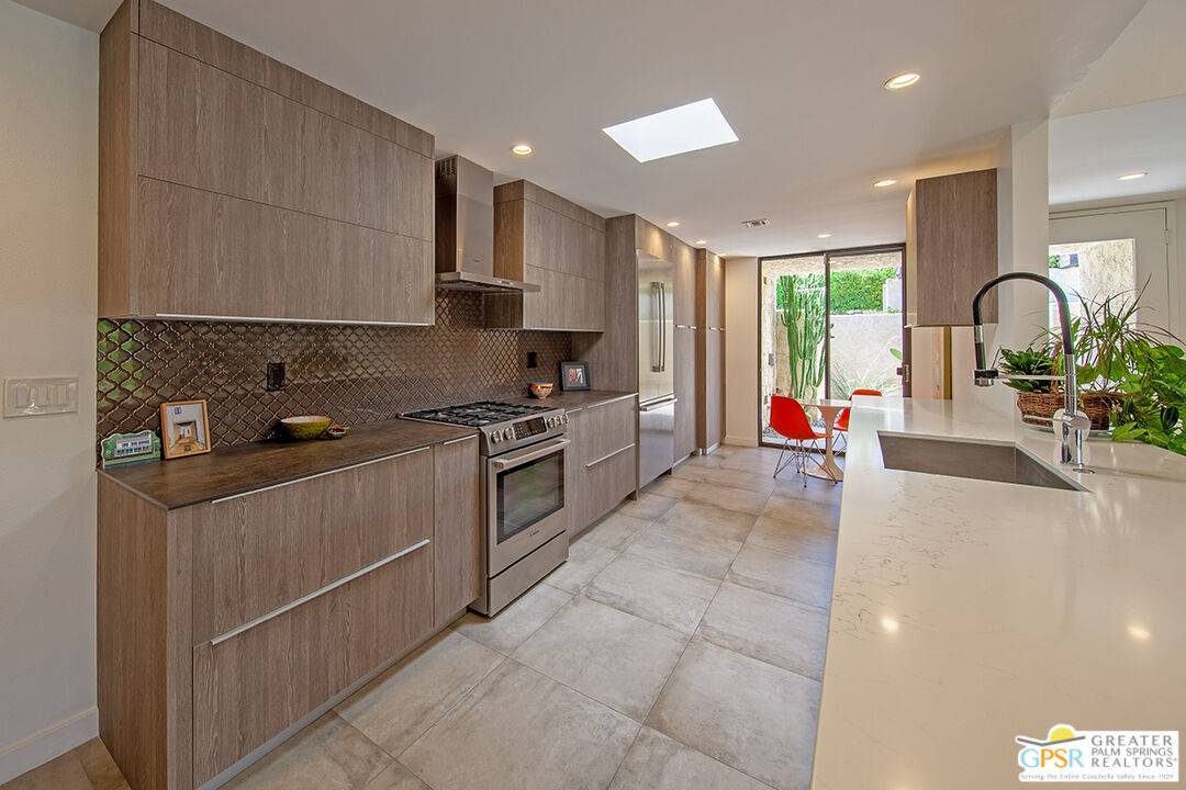Palm Springs, CA 92262,431 N Calle Rolph