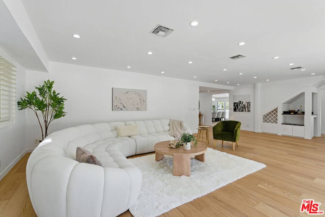 Tarzana, CA 91356,5220 Melvin Ave