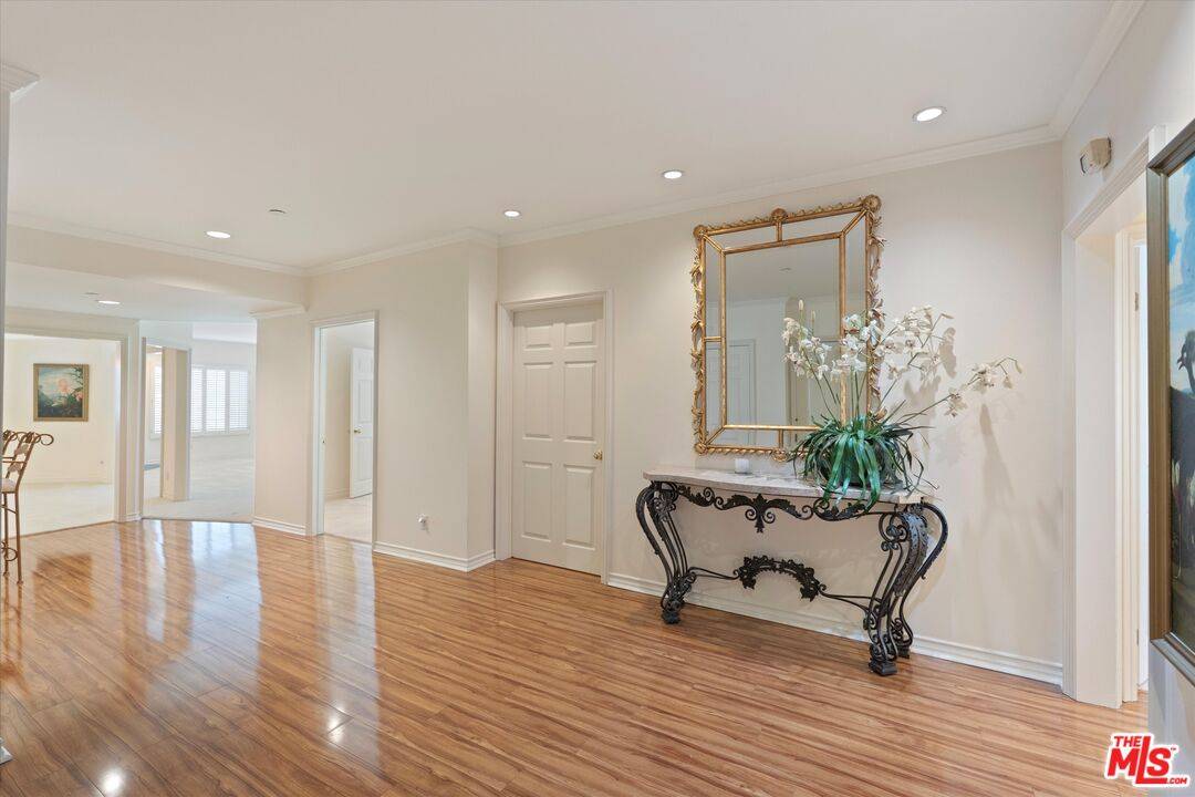 Toluca Lake, CA 91602,4310 Cahuenga Blvd #304