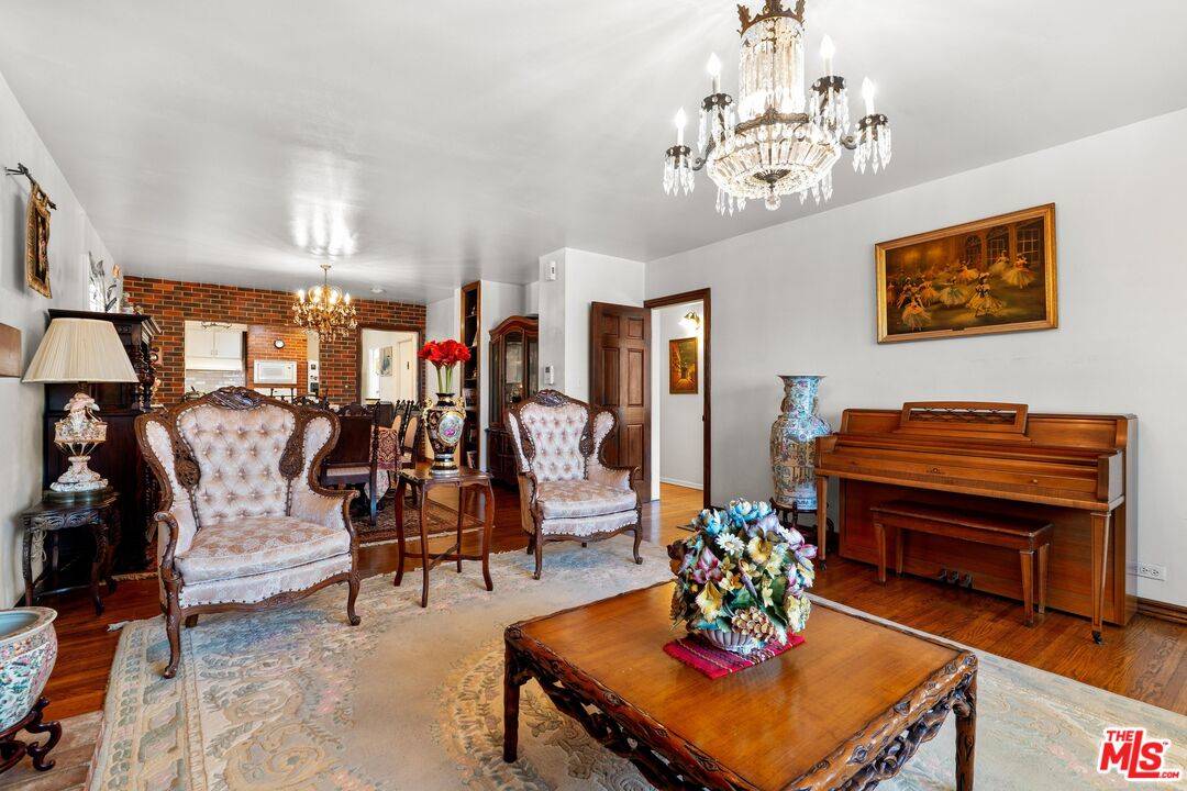 Los Angeles, CA 90049,1186 Mcclellan Dr