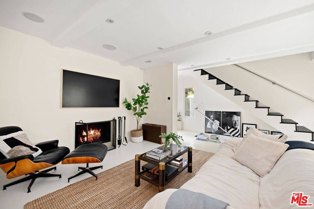 Los Angeles, CA 90046,8215 Kirkwood Dr