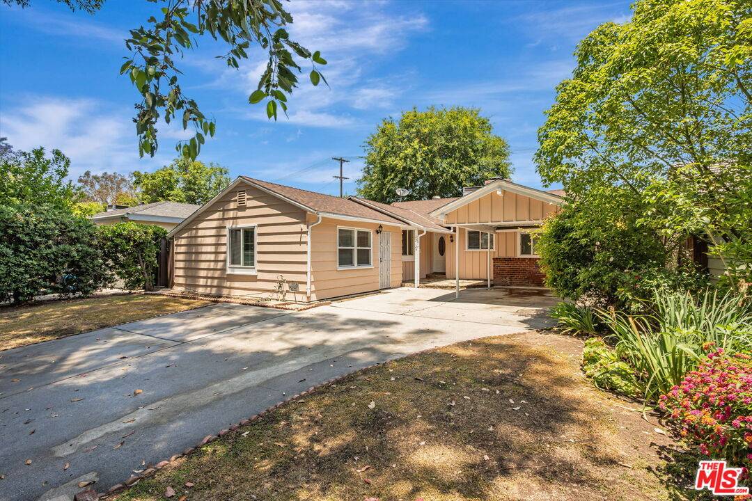 Woodland Hills, CA 91364,22125 Costanso St