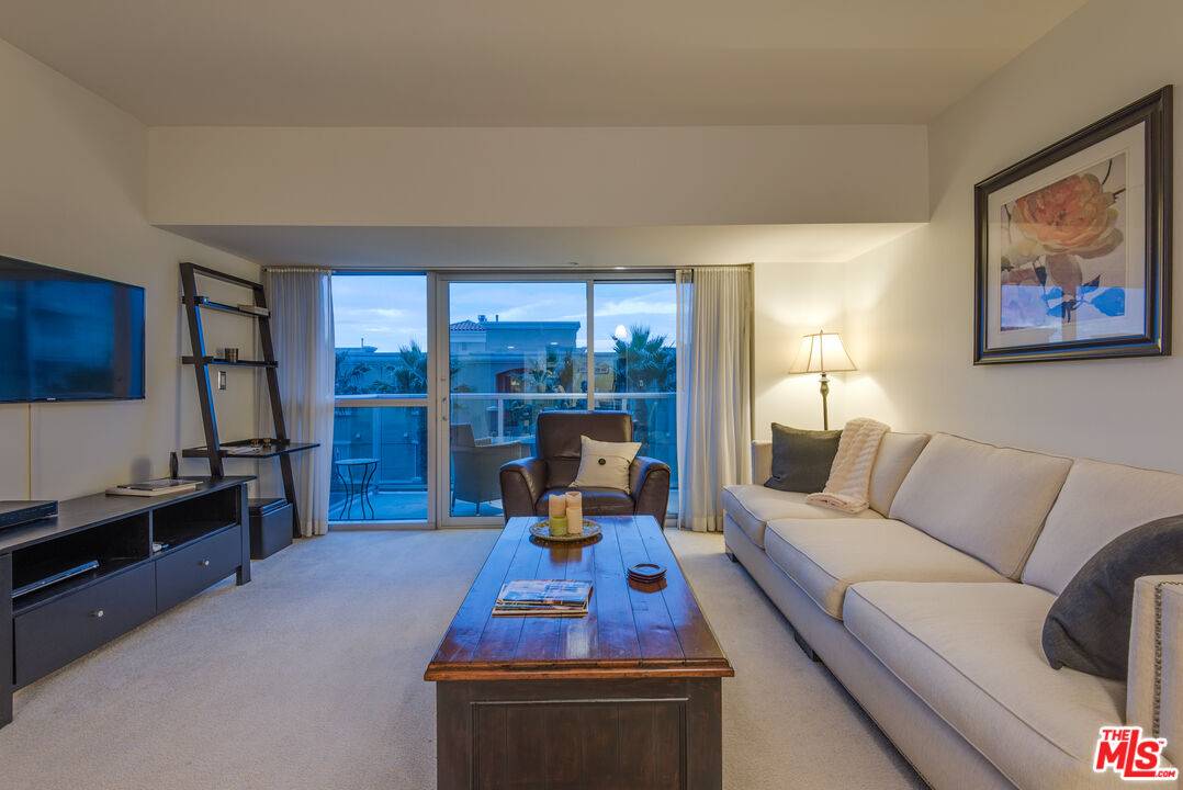 Marina Del Rey, CA 90292,13700 MARINA POINTE DR #306