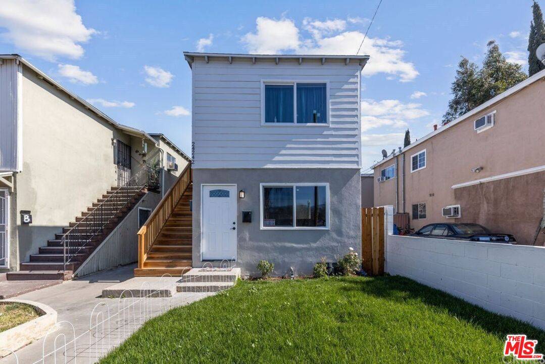 Newhall, CA 91321,24242 Pine St