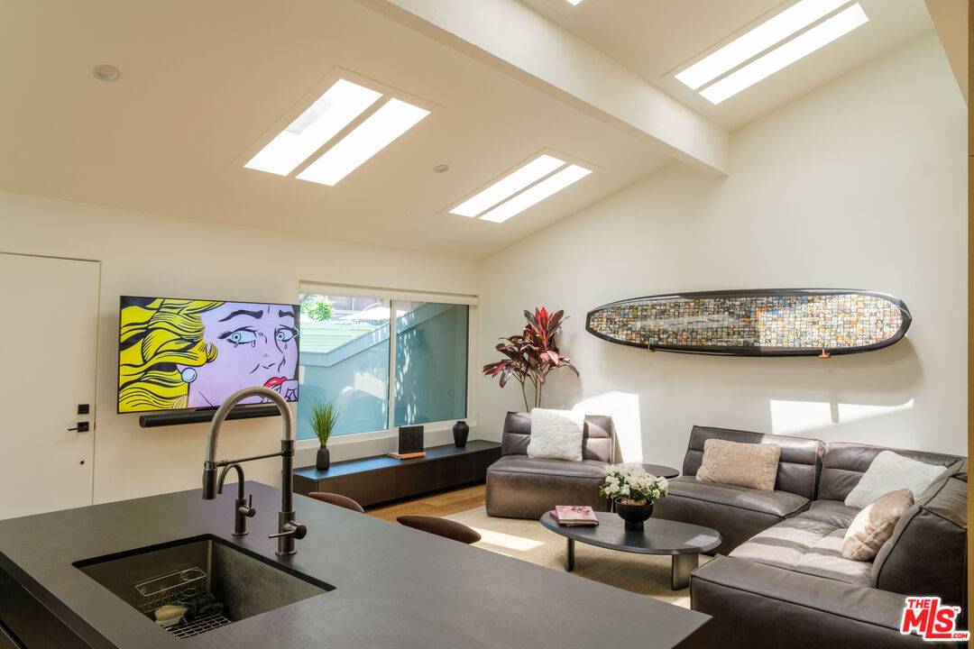 Marina Del Rey, CA 90292,4351 Redwood Ave #6