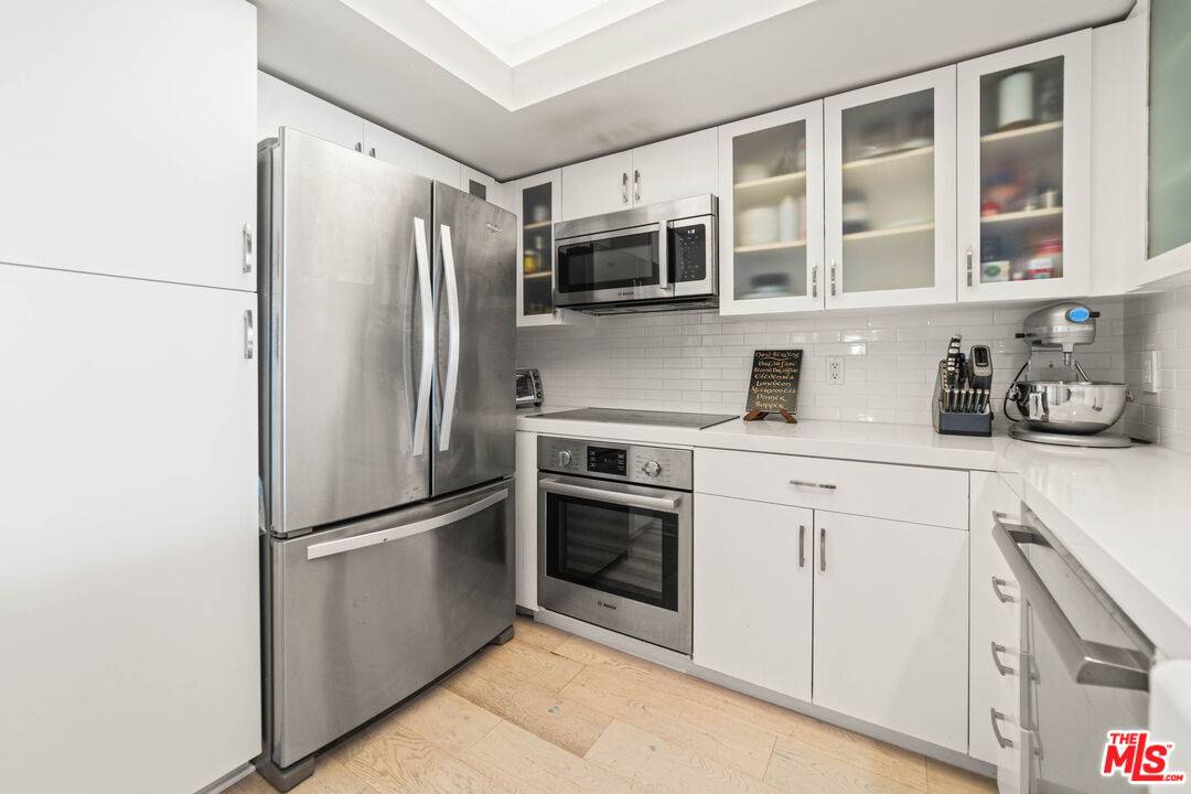 Marina Del Rey, CA 90292,13700 Marina Pointe Dr #720