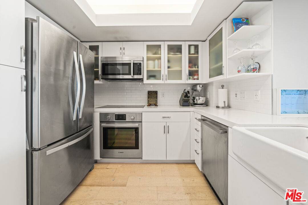 Marina Del Rey, CA 90292,13700 Marina Pointe Dr #720