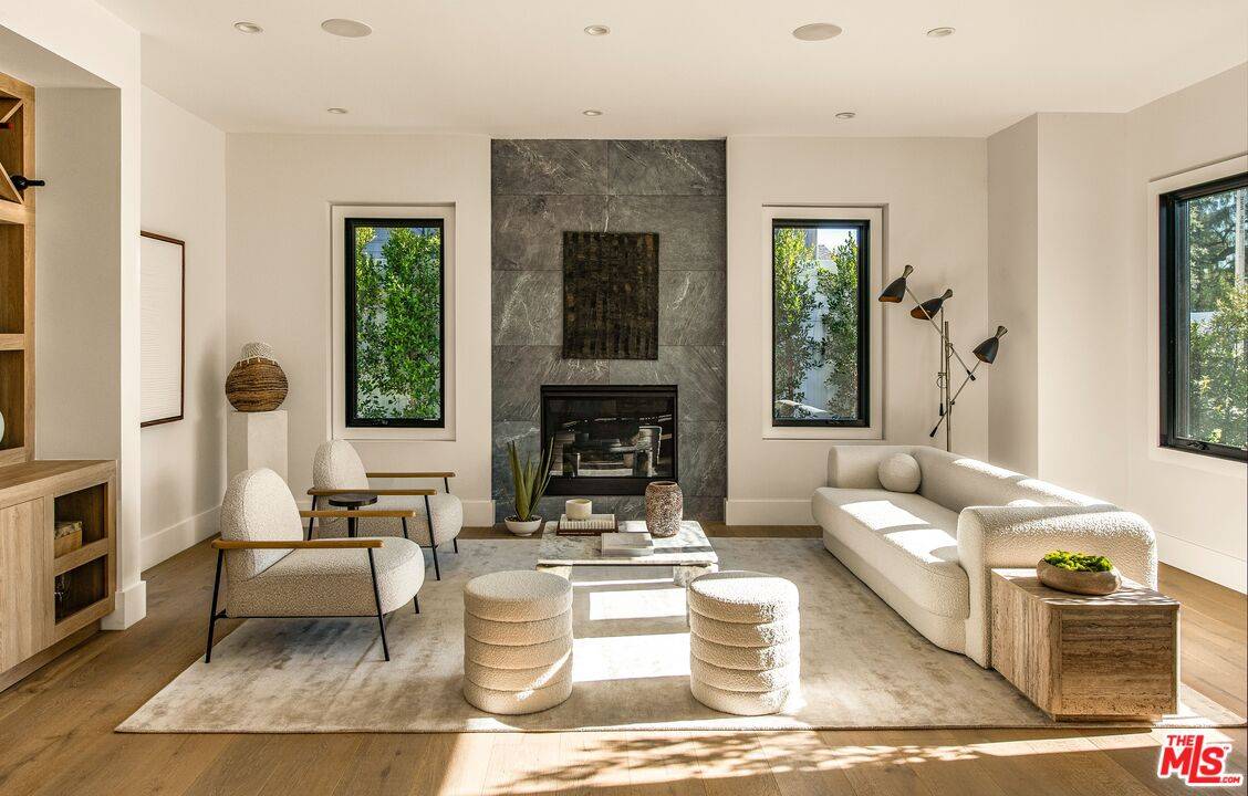 Encino, CA 91316,17341 W Amina Pl