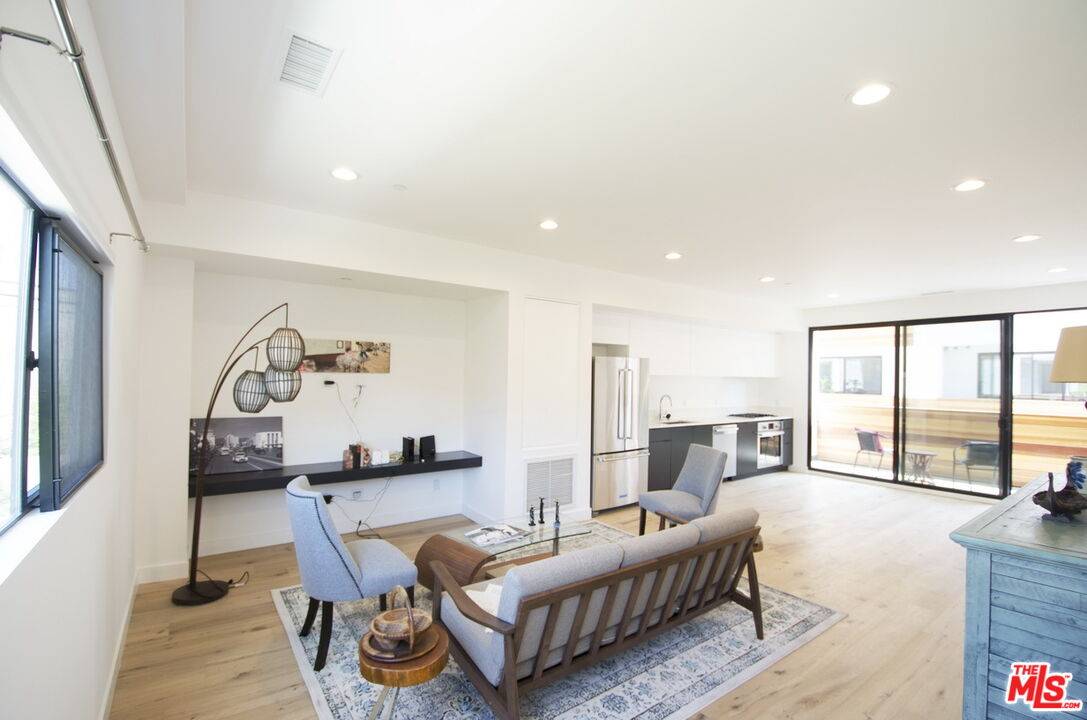 Los Angeles, CA 90005,860 S WILTON PL