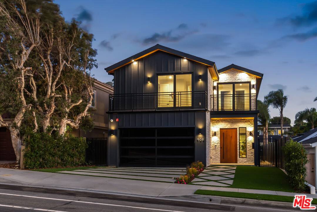 Manhattan Beach, CA 90266,908 Rosecrans Ave