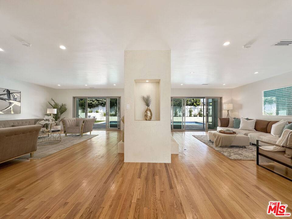 Los Angeles, CA 90056,5810 S Halm Ave