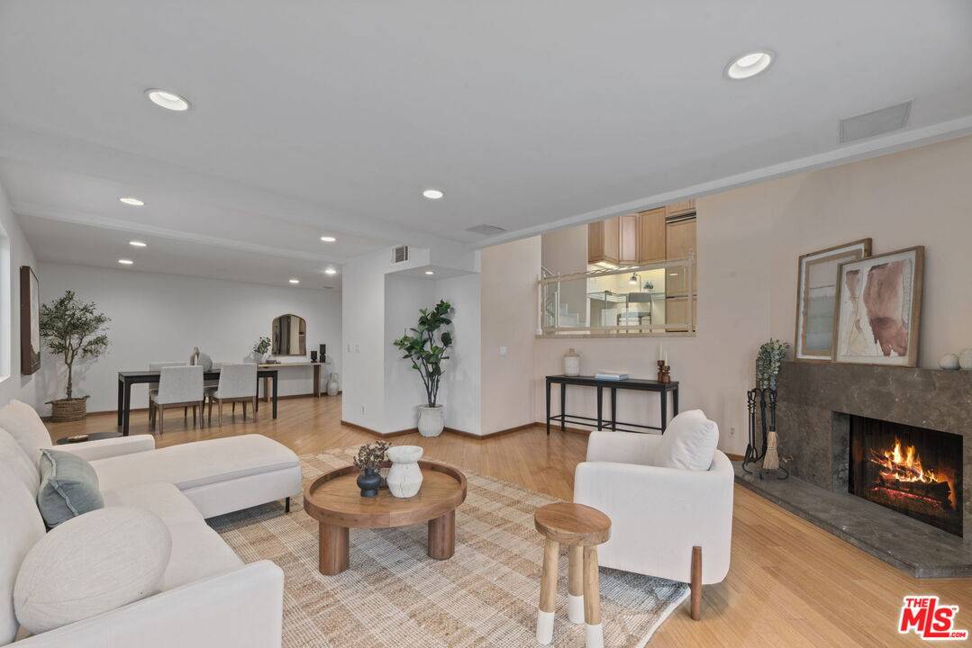 Marina Del Rey, CA 90292,24 Voyage St #2