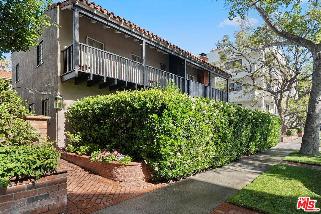 Beverly Hills, CA 90211,327 N Swall Dr