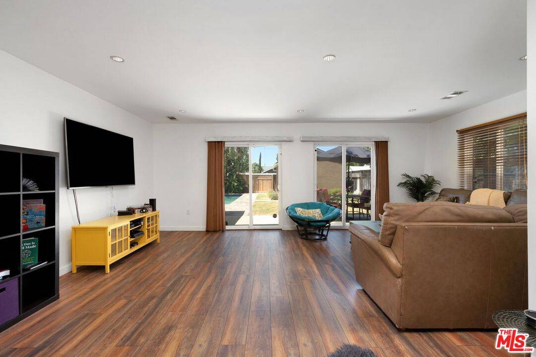 Van Nuys, CA 91406,7513 Louise Ave