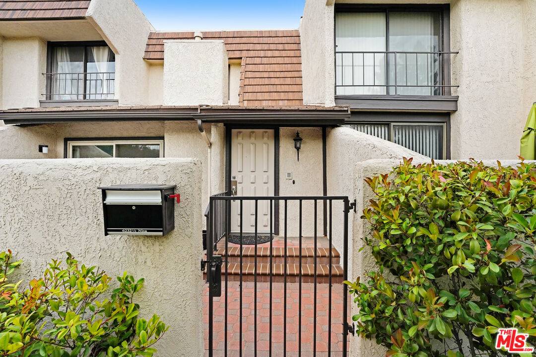Woodland Hills, CA 91367,6232 Nita Ave #1/2