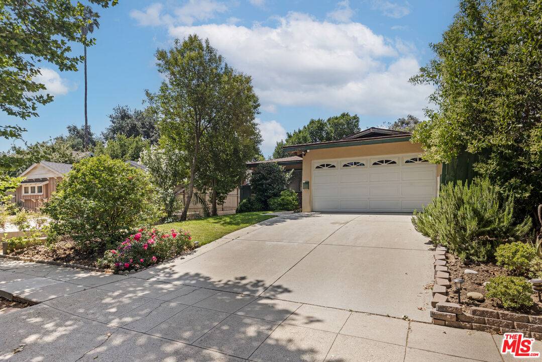 Woodland Hills, CA 91364,22100 Dumetz Rd