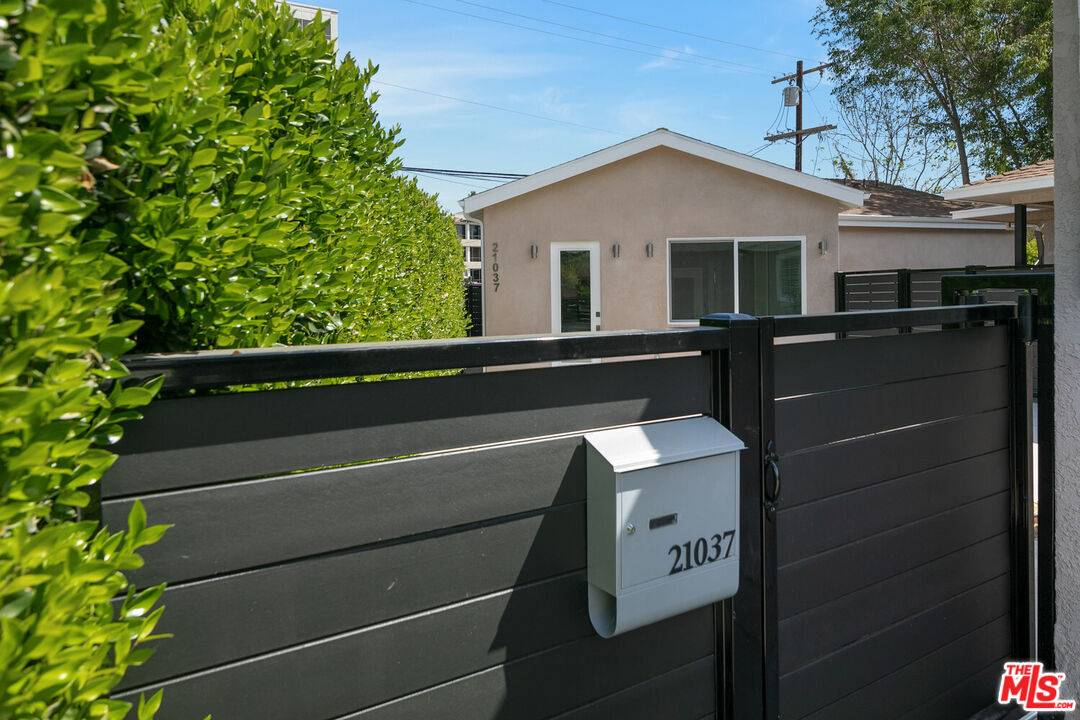 Woodland Hills, CA 91364,21037 Costanso St