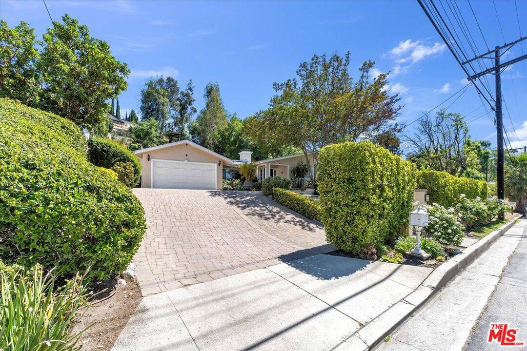 Woodland Hills, CA 91367,23264 Calvert St