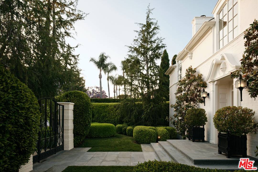 Beverly Hills, CA 90210,826 Greenway Dr