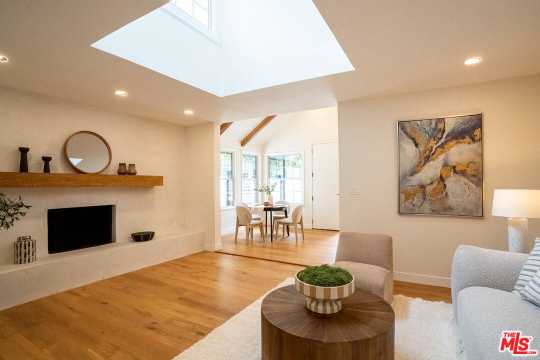 Woodland Hills, CA 91367,5271 Woodlake Ave