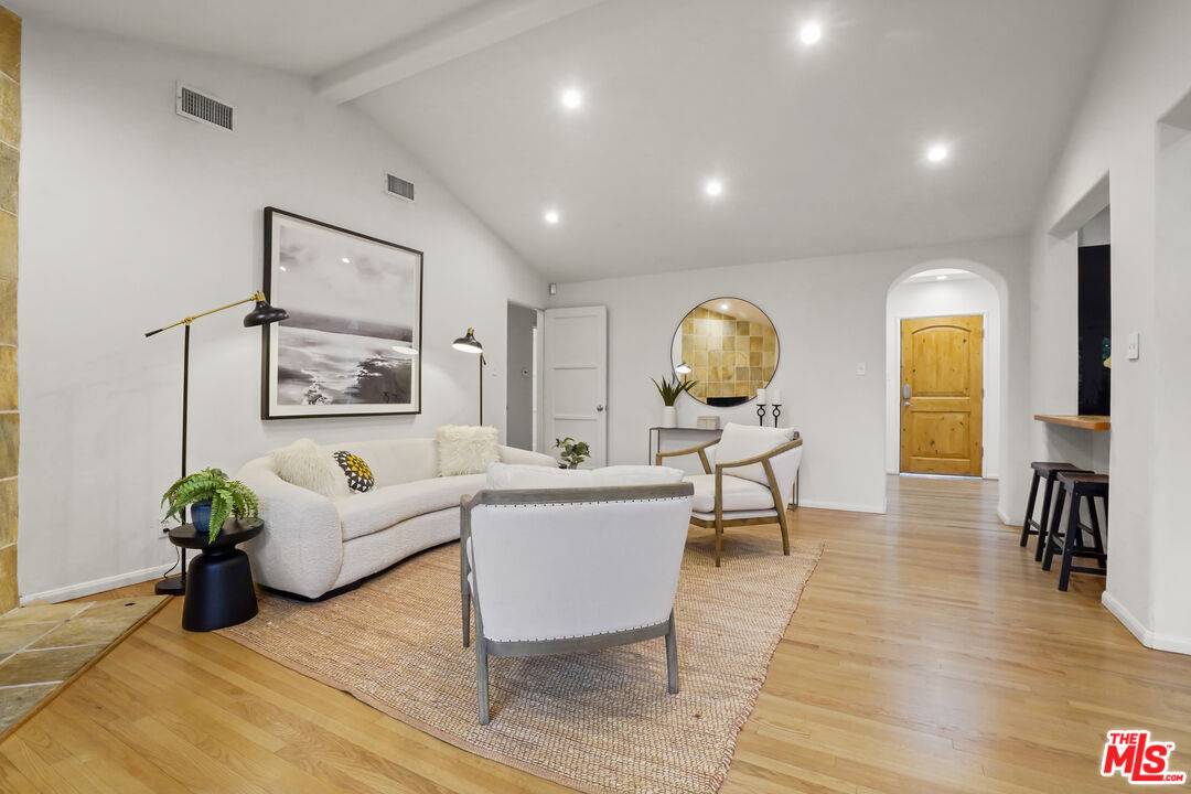 Sherman Oaks, CA 91423,14146 Hartsook St