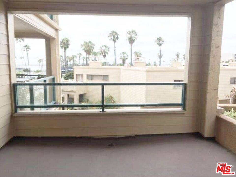 Redondo Beach, CA 90277,140 The Village #208