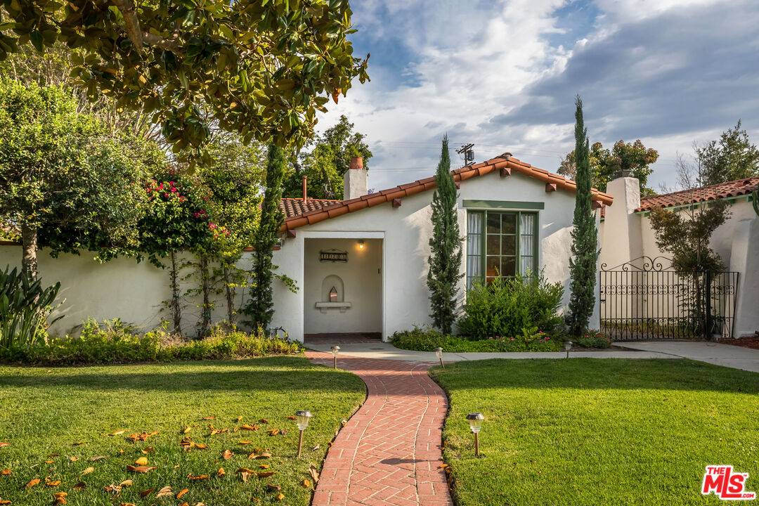 North Hollywood, CA 91602,11208 Kling St