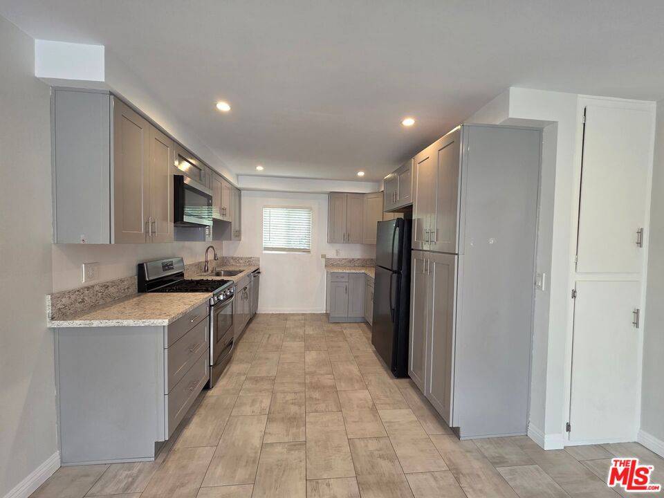 San Pedro, CA 90731,755 W 30th St #3