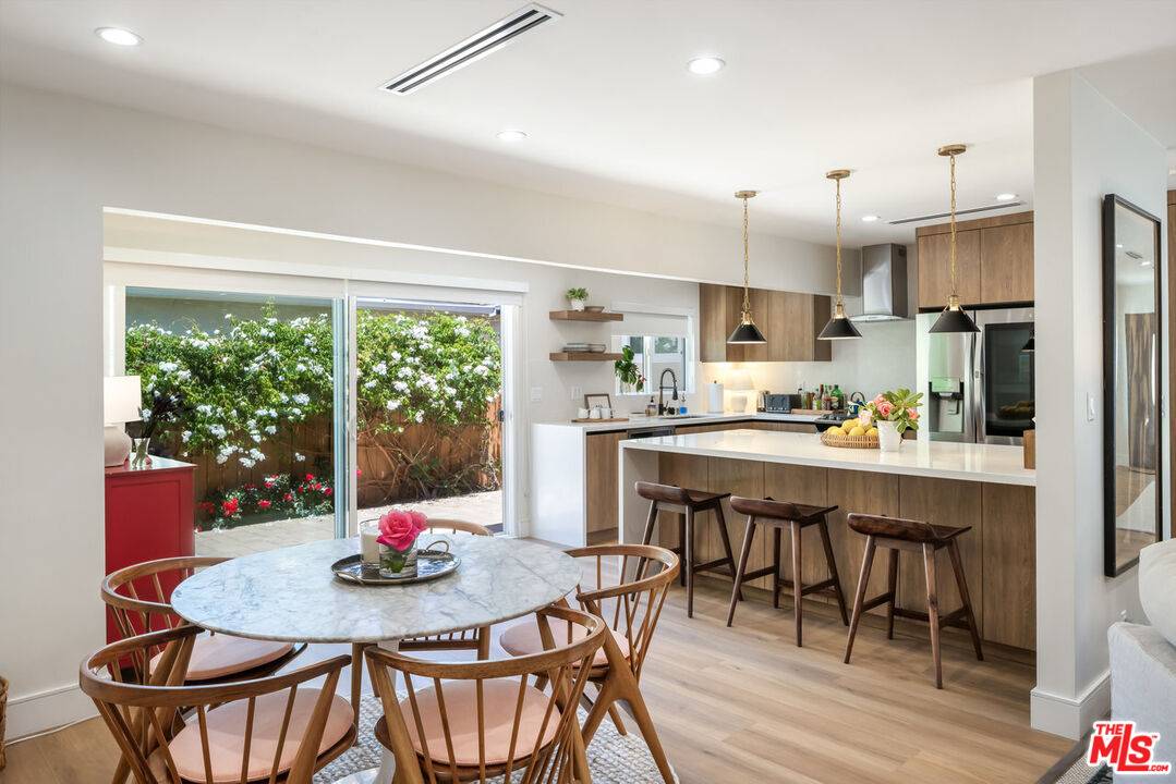 Woodland Hills, CA 91364,21205 De La Osa St