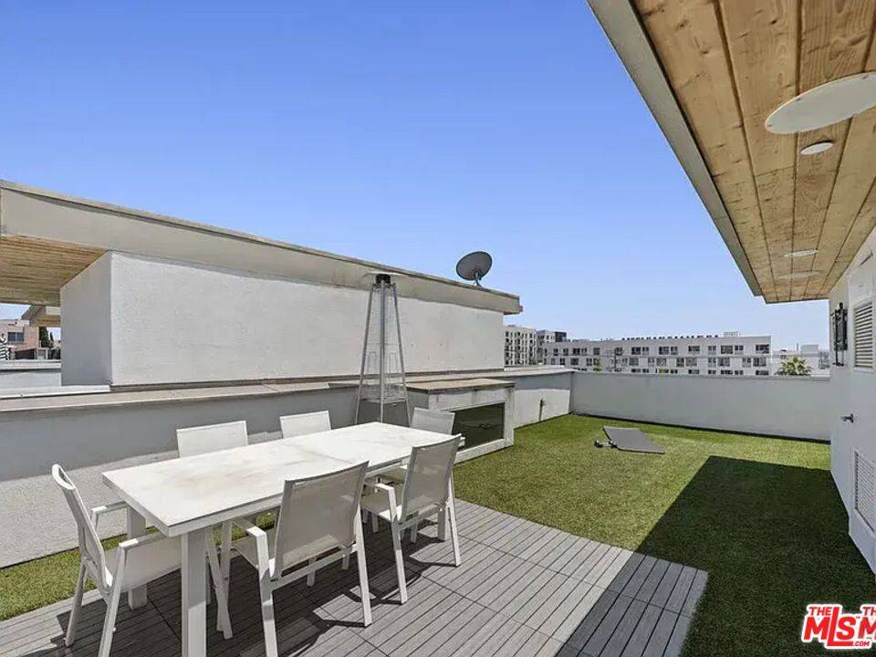 Los Angeles, CA 90038,6728 W Hepburn Way